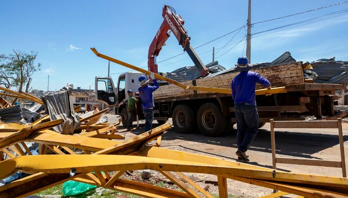 Foto: Roberto Dziura Jr/AEN Com apoio de 139 máquinas, ruas de Rio Bonito do Iguaçu já estão quase desobstruídas